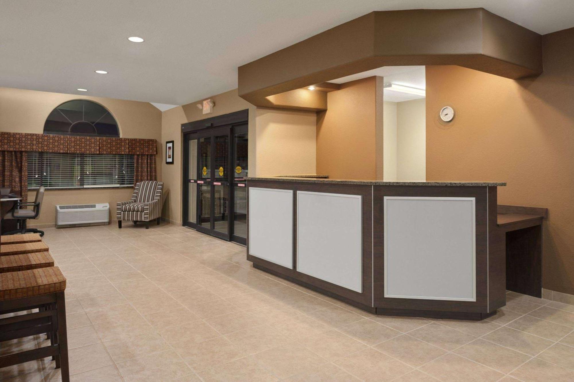 Garner Hotel Gonzales By Ihg Экстерьер фото